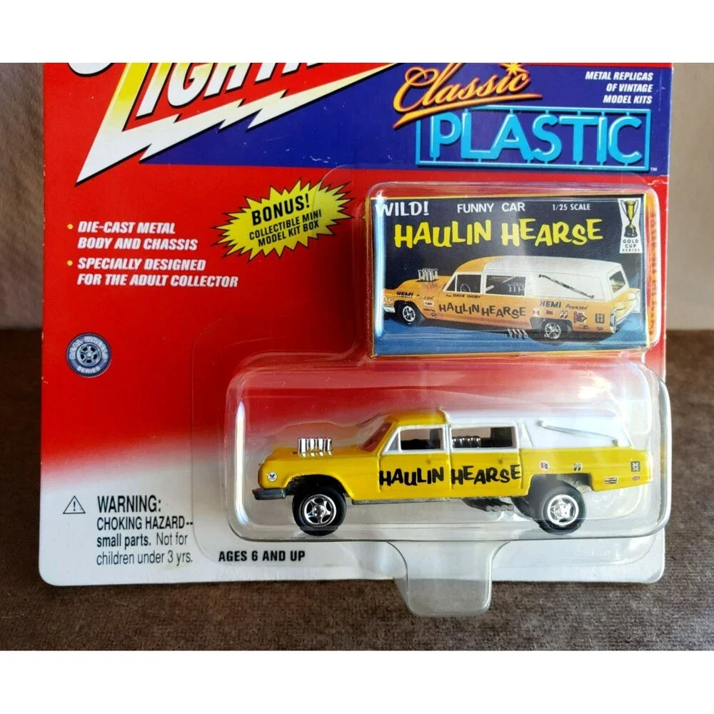 2001 Johnny lightning WILD! HAULING HEARSE Yellow CLASSIC PLASTIC Funny Car 1:64
